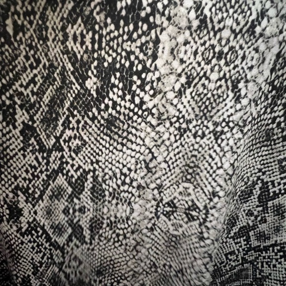 Beautiful black and white snake print blouse - Picture 3 of 5